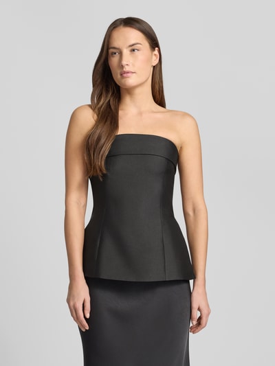 Kobiece model prezentuje Top aus Satin im Ärmellosen Design Modell 'Taleen' von Neo Noir, czarny, satynowy, dopasowany krój, z przodu, ujęcie całej sylwetki.