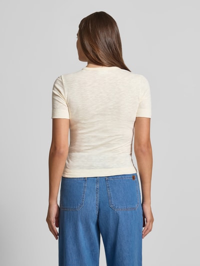 Vrouwenmodel draagt T-Shirt met Rundhalsausschnitt und Knopfleiste van Jake*s Casual, slim fit, pure katoen, ruglengte 57 cm, geheelopname achteraan.