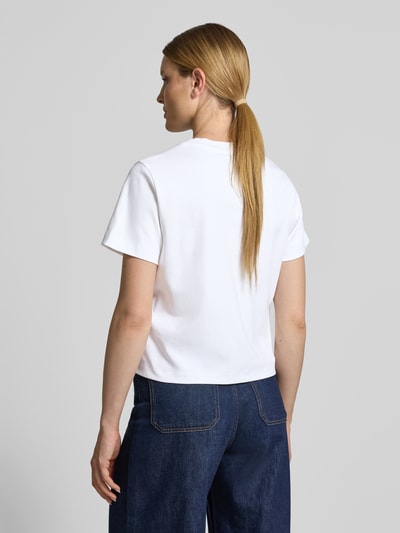 Frauenmodel trägt Boxy Fit T-Shirt aus reiner Baumwolle Modell 'MAMBO' von MAX&Co., weiß, kombiniert mit dunkler Jeans, Ganzkörperansicht Rückansicht. Damen T-Shirt von MAX&Co.