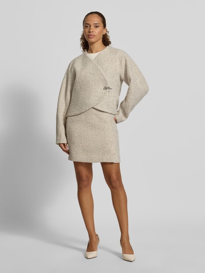 Frauenmodel trägt Blazer in Bouclé-Optik mit Woll-Anteil von windsor, beige meliert, Material-Mix, gerade Passform, Label-Detail, Ganzkörperansicht von vorne.