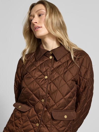 Frauenmodel trägt Regular Fit Jacke in Stepp-Optik Modell 'Sasti' von Marella in Braun mit Umlegekragen, Nahaufnahme Oberkörper.