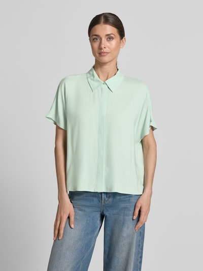 Kobieta modelka nosi Relaxed Fit Kurzarmbluse aus Viskose od Tom Tailor Denim w jednolitym kolorze, krótkie rękawy, tkanina z wiskozy, widok całej sylwetki z przodu.