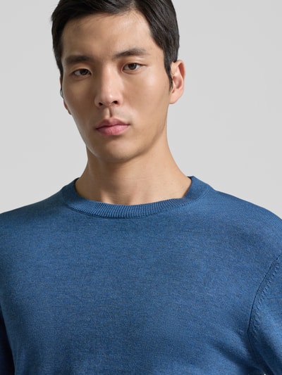 Männermodel trägt Strickpullover mit gerippten Abschlüssen Modell 'BELLS' von Casual Friday, blauer Baumwoll-Lyocell-Mix, Nahaufnahme Oberkörper.