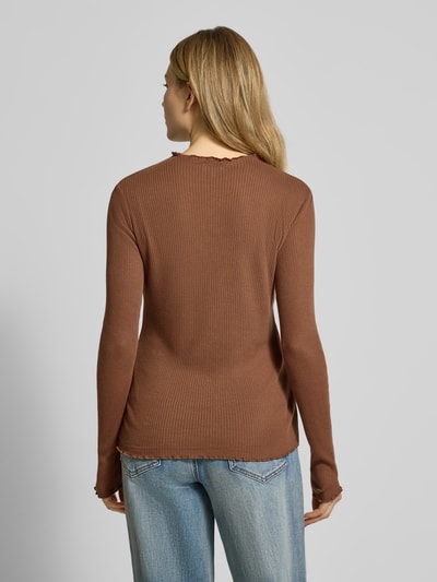 Modelka nosi Slim Fit Langarmshirt mit Viskose-Anteil od s.Oliver RED LABEL, brązowy, prążkowana dzianina, krój slim fit, detal frill, widok całej sylwetki od tyłu.