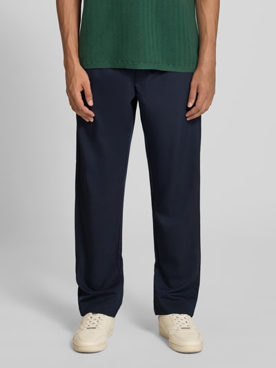 Männermodel trägt Relaxed Fit broek met elastische band Model 'TOBY' van JACK & JONES in donkerblauw, Materiaalmix met viscose, steekzakken, Achterzakken, Tunnelkoord, Bandwijdte maat M: 44 cm, Binnenbeenlengte maat M: 77 cm, Ganzkörperansicht van voren.