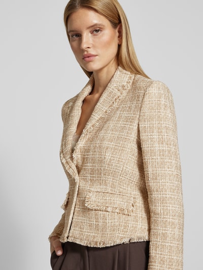 Frauenmodel trägt Regular Fit Blazer mit Fransen Modell 'Julice' von JOOP!, beiger Material-Mix mit Struktur, Reverskragen, Nahaufnahme Oberkörper.