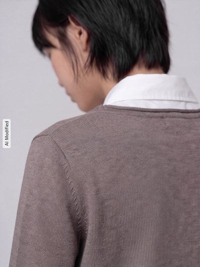 Frauenmodel trägt Regular Fit Pullover aus Baumwoll-Viskose-Mix von s.Oliver RED LABEL in Taupe, feine Strickstruktur, Ganzkörperansicht Rückansicht, KI-modifiziertes Bild