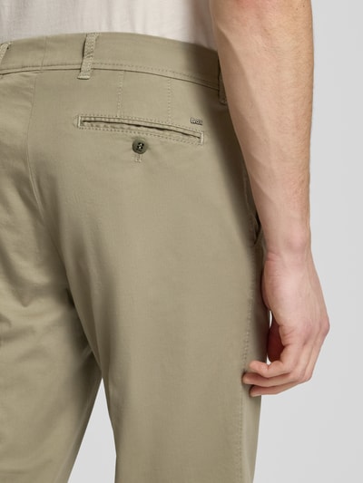 Männermodel trägt Regular Fit Hose mit Gesäßtaschen Modell 'Evans' von Brax in Beige, Baumwoll-Mix, Nahaufnahme Rückansicht.