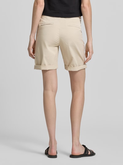 Frauenmodel trägt Chino-Shorts mit Gürtel von MAC in Beige, Baumwoll-Elasthan-Mix, Regular-Fit, Ganzkörperansicht Rückansicht.