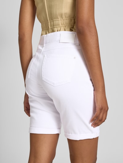 Frauenmodel trägt Jeansshorts mit Eingrifftaschen von Angels aus Baumwoll-Elasthan-Mix in Weiß, Regular-Fit, Umschlag, Ganzkörperansicht Rückansicht. Bundweite bei Größe 36: 39 cm, Innenbeinlänge bei Größe 36: 27 cm.