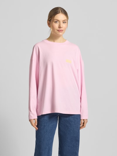 Frauenmodel trägt Longsleeve mit Label-Print Modell 'GIXY' von American Vintage in Rosa aus Reine Baumwolle, Relaxed-Fit, Ganzkörperansicht von vorne, Rückenlänge bei Größe XS/S 64 cm, Rundhalsausschnitt.