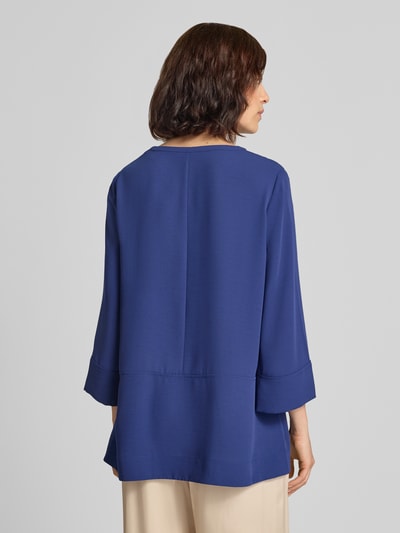 Frauenmodel trägt Regular Fit Bluse mit V-Ausschnitt und 3/4-Arm von Marc Cain in Blau, Teilungsnähte, Rückansicht, Ganzkörperansicht.