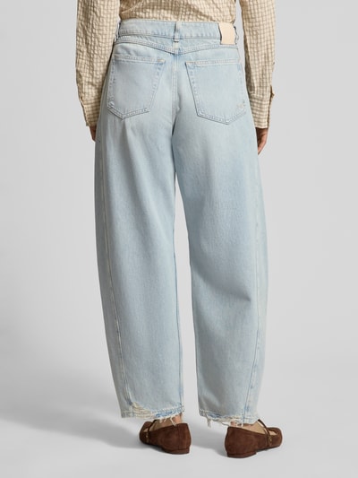 Frauenmodel trägt Relaxed Fit Barrel Jeans aus reiner Baumwolle Modell 'BALOON HR 1.0' von BOSS Orange in blauer Denim-Optik, Gesäßtaschen, Ganzkörperansicht Rückansicht.