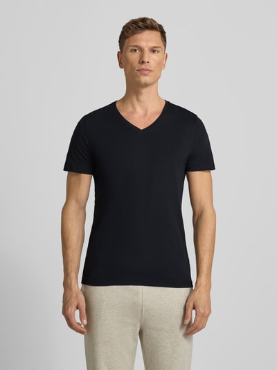 Männermodel trägt T-Shirt mit V-Ausschnitt im 2er-Pack von MCNEAL, Herren T-Shirt aus reiner Baumwolle, Slim-Fit, Ganzkörperansicht von vorne.