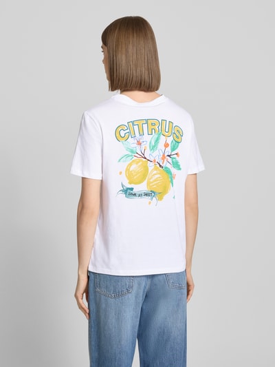 Frauenmodel trägt Regular Fit T-Shirt aus reiner Baumwolle Modell 'BRIANNA' von Pieces, Optik: Unifarben, Motiv-Print, Rundhals, Kurzarm, Jersey, Ganzkörperansicht Rückansicht.