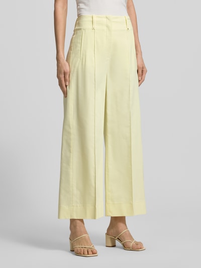 Vrouwenmodel draagt Wide Fit Stoffhose mit Viskose-Anteil van Luisa Cerano in lichtgeel, met siernaden en steekzakken, elastische katoenmix met viscose, haak- en ritssluiting, detail op achterzakken, vooraanzicht van het hele lichaam.