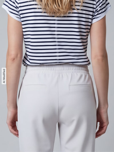 Frauenmodel trägt Sweatpants mit Paspeltaschen am Gesäß von Christian Berg Woman, unifarben, elastischer Bund, Nahaufnahme Rückansicht.