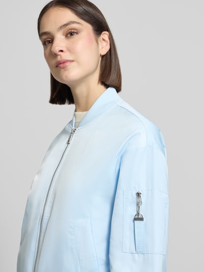 Frauenmodel trägt Regular Fit Bomberjacke mit College-Kragen von s.Oliver RED LABEL, Optik: Unifarben, Materialverarbeitung: Satin, Nahaufnahme Oberkörper.