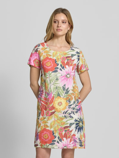 Vrouwenmodel draagt knielang jurk uit mix van katoen en linnen, recht model, all-over look, ronde hals, model 'La44ra' van ZABAIONE, frontale opname van het hele lichaam.