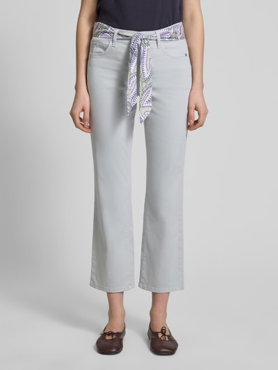 Frauenmodel trägt Hose mit Bindegürtel von Marc Cain, hellgrauer Baumwoll-Mix mit Lyocell, Regular Fit, Eingrifftaschen, Ganzkörperansicht von vorne.