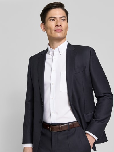 Mannelijk model draagt Modern Fit Business-Hemd aus Baumwolle mit Button-Down-Kragen van OLYMP, puur katoen, borstzak, labelstitching, ruglengte maat 40: 80 cm, schouderbreedte 47 cm, mouwlengte 65 cm, zakelijke look, kleuren wit en donkerblauw, gladde stof, nahaufnahme bovenlichaam.