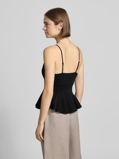 Frauenmodel trägt Trägertop mit V-Ausschnitt Modell 'Peplum' von Gina Tricot aus Reine Baumwolle, Taillierter Schnitt, Verstellbarer-Träger, Rückenlänge 32 cm, Ganzkörperansicht Rückansicht.