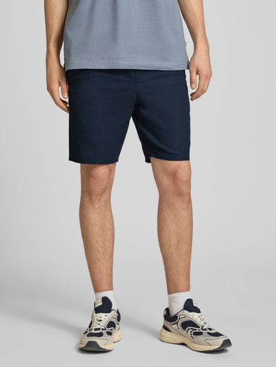 Männermodel trägt Regular Fit Bermudas aus Baumwoll-Leinen-Mix Modell 'LINUS' von Only & Sons in Dunkelblau, unifarben, Ganzkörperansicht von vorne.
