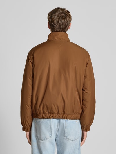 Tommy Jeans Relaxed Fit Bomberjacke mit Stehkragen Hellbraun 5