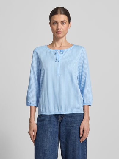 Frauenmodel trägt Regular Fit T-Shirt aus Baumwoll-Mix von Tom Tailor in Hellblau, gestreift, V-Ausschnitt, Feinripp, Ganzkörperansicht von vorne.
