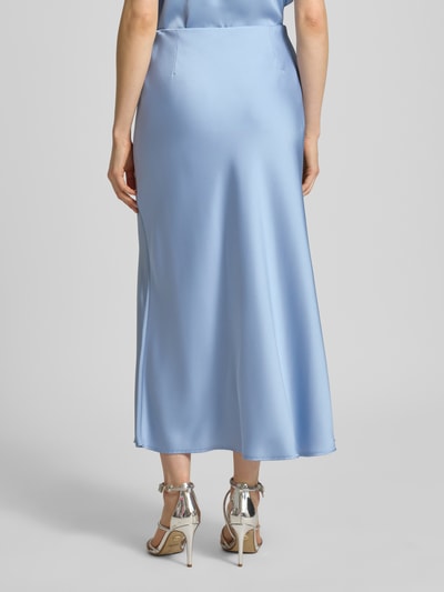 Vrouwenmodel draagt Satinrock met elastische tailleband van V by Vera Mont, lichtblauw satijn, rechte fit, midi lengte, detailopname achterkant.