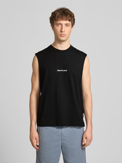 Männermodel trägt T-Shirt mit Stitching von Jack & Jones in Schwarz, reine Baumwolle, Relaxed Fit, Rundhalsausschnitt, Ganzkörperansicht von vorne.