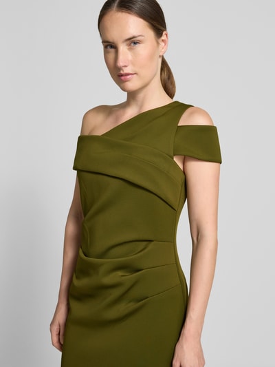 Vrouwenmodel draagt Maxikleid met Raffungen van Adrianna Papell in olijfgroen, nauwsluitend, elastische materiaalmix, asymmetrisch off-shoulder-design, ruglengte maat 36 ca. 130 cm, borstwijdte maat 36 ca. 42 cm, detailopname bovenlichaam.