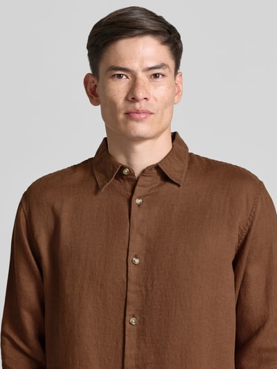 Männermodel trägt Regular Fit Leinenhemd mit Kentkragen von GAP in Braun, reine Leinen, Knopfleiste, Nahaufnahme Oberkörper. Rückenlänge 71 cm, Schulterbreite 49 cm, Ärmellänge 64 cm bei Größe M.