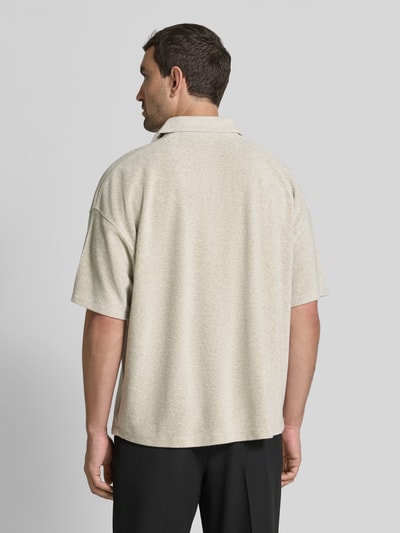 Mannenmodel draagt Relaxed fit poloshirt met knoopsluiting Model 'BIEBAY' van American Vintage, lichte beige kleur, ruglengte bij maat M/L 71 cm, hele lichaamsaanzicht achterkant.