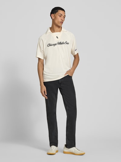 Mężczyzna nosi Slim Fit Jeans aus Baumwoll-Mix von Calvin Klein Jeans, ciemnoszara tkanina, widok całej sylwetki z przodu.