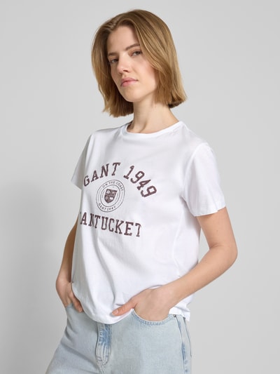 Frauenmodel trägt T-Shirt mit Label-Print von G-Star Raw aus Reine Baumwolle im Regular-Fit, Rundhalsausschnitt, Ganzkörperansicht von vorne. Rückenlänge bei Größe S: 60 cm.