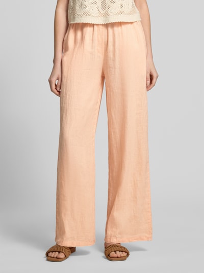 Frauenmodel trägt Leinenhose mit elastischem Bund und Eingrifftaschen von Emily Van den Bergh, Loose-Fit, Reine Leinen, Nahaufnahme Unterkörper.