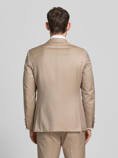 Männermodel trägt Slim Fit 2-Knopf-Sakko aus Reine Schurwolle von Wilvorst in Beige, Reverskragen, Eingrifftaschen, Ganzkörperansicht Rückansicht. Rückenlänge 73 cm, Schulterbreite 45 cm, Ärmellänge 65 cm, Größe 50.