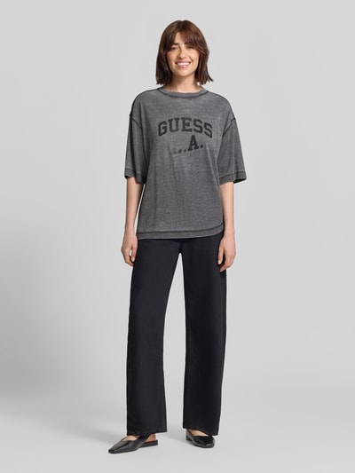 GUESS Oversized T-Shirt mit Ziersteinbesatz und Rundhalsausschnitt Dunkelgrau Melange 1
