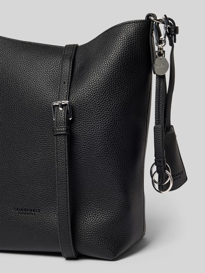 Productfoto, zwarte dames tas Hobo Bag met Logo-Prägung model 'LOHJA' van Seidenfelt, hoofdvak met magneetsluiting, verstelbare schouderband, logohanger en logodetail, ritsvak binnenin, afmetingen maat 1: breedte 30 cm, lengte 29 cm, diepte 13 cm, bandlengte 84 cm