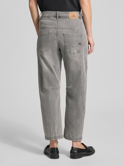 Frauenmodel trägt Straight Fit Jeans mit Viskose-Anteil Modell 'Barrel' von Buena Vista in Grau, 5-Pocket-Design, Ganzkörperansicht Rückansicht.