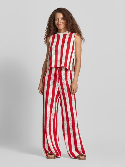 Frauenmodel trägt Strickhose mit Label-Detail und elastischem Bund von Karo Kauer aus Baumwoll-Mix, Loose-Fit, gestreiftes Rot-Weiß, Ganzkörperansicht von vorne, Bundweite 38 cm, Innenbeinlänge 76 cm bei Größe S.