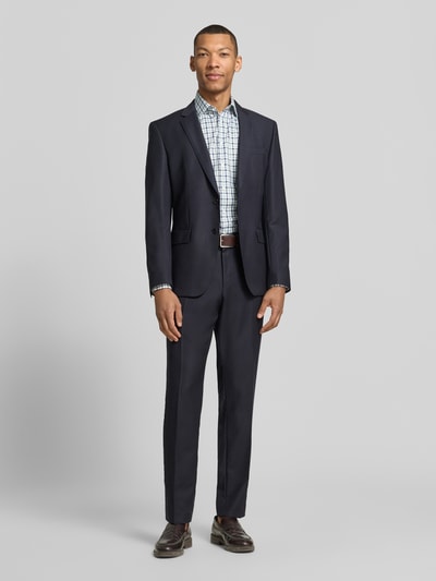 Męski model nosi Regular Fit Business-Hemd mit Kentkragen od Christian Berg Men, ciemny garnitur, koszula w kratę, pełny widok z przodu. Długość pleców w rozmiarze 39/40: 78 cm, szerokość w rozmiarze 39/40: 47 cm, długość rękawa w rozmiarze 39/40: 65 cm.
