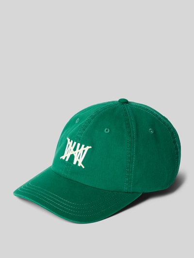 Produktfoto, grüne Base Cap mit weißem Logo-Stitching Modell 'Taxi' von Wood Wood, reine Baumwolle, Strapback, auf grauem Hintergrund