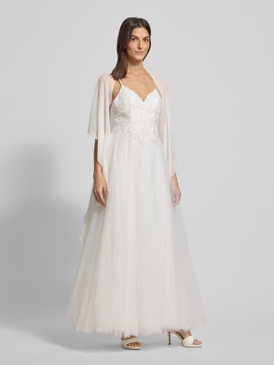 Frauenmodel trägt Stola aus Chiffon mit Knopfverschluss von Vera Mont, fließender Stoff, helles Weiß, Ganzkörperansicht von vorne.