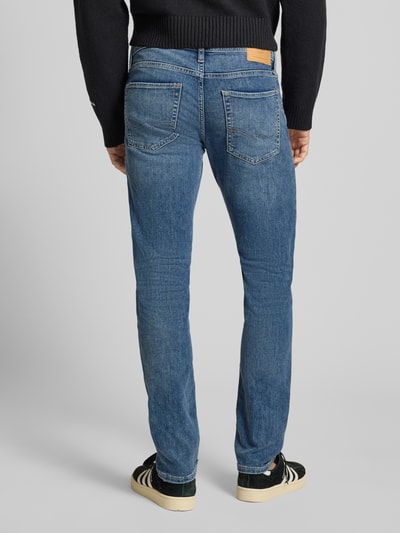 Männermodel trägt Slim Fit Jeans mit 5-Pocket-Design Modell 'GLENN' von Jack & Jones in Blau, Bio-Baumwoll-Mix, Ganzkörperansicht Rückansicht.