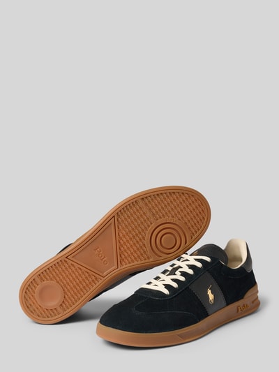 Produktfoto, Sneaker aus echtem Leder Modell 'HRT AERA PP' von Polo Ralph Lauren in Schwarz mit brauner Sohle, glatte und veloursartige Texturen
