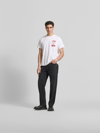 Männermodel trägt Loose Fit Jeans mit Lyocell-Anteil von Diesel in Schwarz aus Baumwoll-Lyocell-Mix, 5-Pocket-Design, Ganzkörperansicht von vorne.