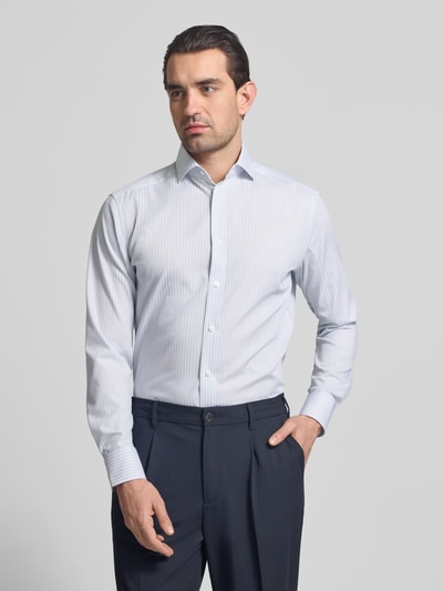 Męski model nosi Regular Fit Business-Hemd mit Kentkragen von OLYMP, bawełna, wzór w paski, długość tyłu 81 cm, szerokość w rozmiarze 49 cm, długość rękawów 66 cm, widok całej sylwetki z przodu.