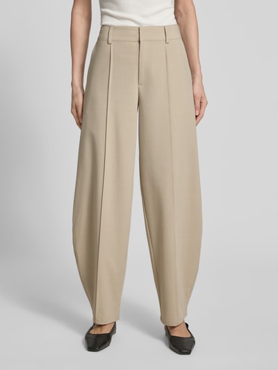Frauenmodel trägt Barrel Fit Hose mit Längsnähten Modell 'Pija' von mbyM in Beige mit glatter Textur, Material-Mix mit Viskose-Anteil, Ganzkörperansicht von vorne.